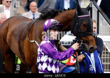 Raatea mit Jason Hart gewinnt das Pertemps Network Handicap am dritten Tag des Northumberland Plate Festivals auf der Rennbahn von Newcastle. Bilddatum: Samstag, 25. Juni 2022. Stockfoto