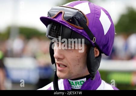 Jockey Jason Hart nach dem Gewinn des Pertemps Network Handicap am dritten Tag des Northumberland Plate Festivals auf der Rennbahn von Newcastle. Bilddatum: Samstag, 25. Juni 2022. Stockfoto