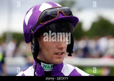 Jockey Jason Hart nach dem Gewinn des Pertemps Network Handicap am dritten Tag des Northumberland Plate Festivals auf der Rennbahn von Newcastle. Bilddatum: Samstag, 25. Juni 2022. Stockfoto