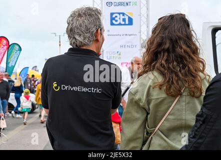 Brighton UK 25. June 2022 - The 2. London to Brighton Electric Vehicle Rally along the Seafront today : Credit Simon Dack / Alamy Live News Stockfoto