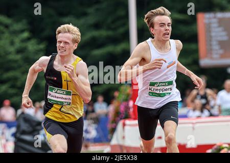 APELDOORN, NIEDERLANDE - 25. JUNI: Lars Mackenbach aus den Niederlanden, Daan Kneppers aus den Niederlanden, der am 25. Juni 2022 in Apeldoorn, Niederlande, bei der Av '400m 34 beim Männer-Hürdenfinale des ASICS NK Atletiek 2022 - Tag 2 teilnimmt. (Foto von Peter Lous/Orange Picturs) Stockfoto