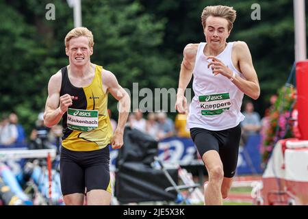 APELDOORN, NIEDERLANDE - 25. JUNI: Lars Mackenbach aus den Niederlanden, Daan Kneppers aus den Niederlanden, der am 25. Juni 2022 in Apeldoorn, Niederlande, bei der Av '400m 34 beim Männer-Hürdenfinale des ASICS NK Atletiek 2022 - Tag 2 teilnimmt. (Foto von Peter Lous/Orange Picturs) Stockfoto