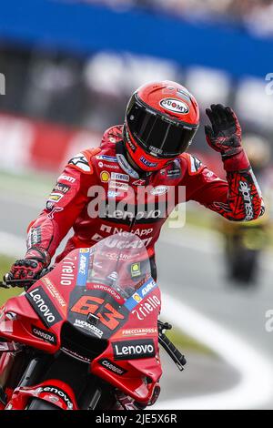 ASSEN - Francesco Bagnaia (ITA) auf seiner Ducati reagiert, nachdem er die schnellste Zeit während des MotoGP-Qualifyings am 25. Juni 2022 auf der TT-Strecke in Assen, Niederlande, gesetzt hatte. ANP VINCENT JANNINK Stockfoto