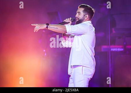 Saint-Denis, Frankreich, Frankreich. 24.. Juni 2022. Die französische Sängerin Kendji GIRAC (Kendji MAILLE) tritt beim Finale DER TOP 14 zwischen Castres Olympique und Montpellier Herault Rugby am 24. Juni 2022 im Stade de France in Saint-Denis bei Paris, Frankreich, auf. (Bild: © Matthieu Mirville/ZUMA Press Wire) Stockfoto