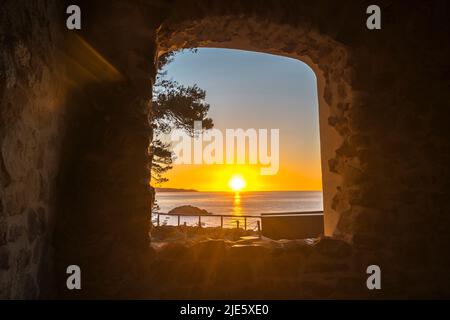 FENSTERÖFFNUNG ST. VINCENT GOTISCHE KIRCHE ÜBERRESTE DER ALTSTADT CAP DE TOSSA TOSSA DE MAR COSTA BRAVA GERONA KATALONIEN SPANIEN Stockfoto