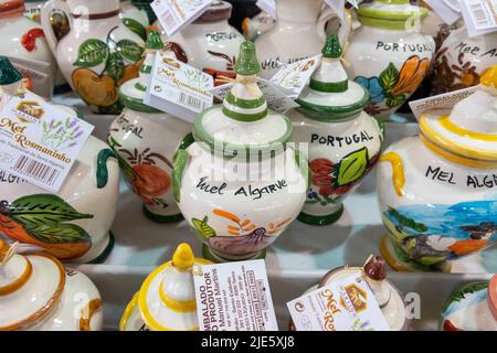 Portuguese Lavender Honey Zum Verkauf In Traditionellen Portugiesischen Dekorativen Steinguttöpfen, Handbemalt Mit Mel Algarve Und Portugal Tourist Souvenirs Stockfoto
