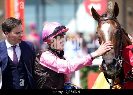 Jockey Dylan McMonagle und Trainer Joseph O'Brien (links) feiern den Gewinn der Dubaier Duty Free Summer-Stutfohlen mit der Pferdenacht der Romantik am zweiten Tag des Dubai Duty Free Irish Derby Festivals auf der Curragh Racecourse in der Grafschaft Kildare, Irland. Bilddatum: Samstag, 25. Juni 2022. Stockfoto