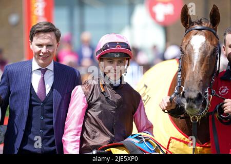 Jockey Dylan McMonagle und Trainer Joseph O'Brien (links) feiern den Gewinn der Dubaier Duty Free Summer-Stutfohlen mit der Pferdenacht der Romantik am zweiten Tag des Dubai Duty Free Irish Derby Festivals auf der Curragh Racecourse in der Grafschaft Kildare, Irland. Bilddatum: Samstag, 25. Juni 2022. Stockfoto