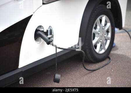 Brighton UK 25. June 2022 - Es ist Zeit, heute bei der Rallye von London nach Brighton Electric Vehicle 2. entlang der Küste aufzuladen : Credit Simon Dack / Alamy Live News Stockfoto