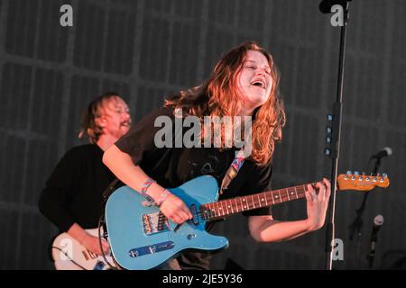 Pilton, Großbritannien. 24.. Juni 2022. Scandipop die norwegische Indie-Pop-Sängerin Marie Ulven Ringheim, die professionell als Girl in Red bekannt ist, tritt live auf der John Peel Bühne beim Glastonbury Festival auf. Kredit: SOPA Images Limited/Alamy Live Nachrichten Stockfoto