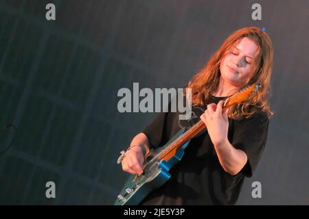 Pilton, Großbritannien. 24.. Juni 2022. Scandipop die norwegische Indie-Pop-Sängerin Marie Ulven Ringheim, die professionell als Girl in Red bekannt ist, tritt live auf der John Peel Bühne beim Glastonbury Festival auf. Kredit: SOPA Images Limited/Alamy Live Nachrichten Stockfoto