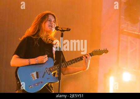 Pilton, Großbritannien. 24.. Juni 2022. Scandipop die norwegische Indie-Pop-Sängerin Marie Ulven Ringheim, die professionell als Girl in Red bekannt ist, tritt live auf der John Peel Bühne beim Glastonbury Festival auf. Kredit: SOPA Images Limited/Alamy Live Nachrichten Stockfoto