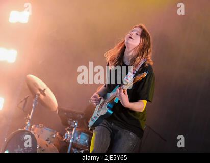 Pilton, Großbritannien. 24.. Juni 2022. Scandipop die norwegische Indie-Pop-Sängerin Marie Ulven Ringheim, die professionell als Girl in Red bekannt ist, tritt live auf der John Peel Bühne beim Glastonbury Festival auf. Kredit: SOPA Images Limited/Alamy Live Nachrichten Stockfoto
