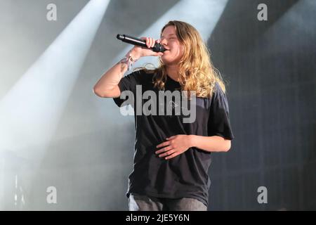 Pilton, Großbritannien. 24.. Juni 2022. Scandipop die norwegische Indie-Pop-Sängerin Marie Ulven Ringheim, die professionell als Girl in Red bekannt ist, tritt live auf der John Peel Bühne beim Glastonbury Festival auf. Kredit: SOPA Images Limited/Alamy Live Nachrichten Stockfoto