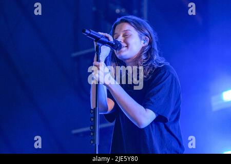 Pilton, Großbritannien. 24.. Juni 2022. Scandipop die norwegische Indie-Pop-Sängerin Marie Ulven Ringheim, die professionell als Girl in Red bekannt ist, tritt live auf der John Peel Bühne beim Glastonbury Festival auf. Kredit: SOPA Images Limited/Alamy Live Nachrichten Stockfoto