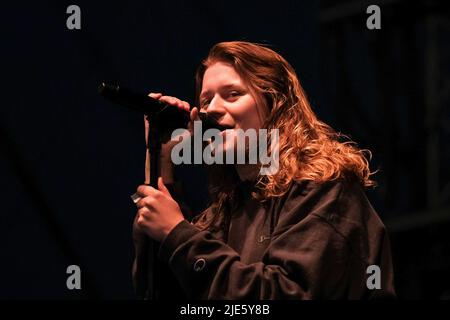 Pilton, Großbritannien. 24.. Juni 2022. Scandipop die norwegische Indie-Pop-Sängerin Marie Ulven Ringheim, die professionell als Girl in Red bekannt ist, tritt live auf der John Peel Bühne beim Glastonbury Festival auf. Kredit: SOPA Images Limited/Alamy Live Nachrichten Stockfoto