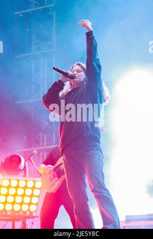 Pilton, Großbritannien. 24.. Juni 2022. Scandipop die norwegische Indie-Pop-Sängerin Marie Ulven Ringheim, die professionell als Girl in Red bekannt ist, tritt live auf der John Peel Bühne beim Glastonbury Festival auf. Kredit: SOPA Images Limited/Alamy Live Nachrichten Stockfoto
