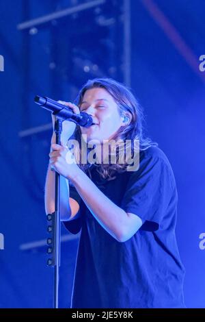 Pilton, Großbritannien. 24.. Juni 2022. Scandipop die norwegische Indie-Pop-Sängerin Marie Ulven Ringheim, die professionell als Girl in Red bekannt ist, tritt live auf der John Peel Bühne beim Glastonbury Festival auf. Kredit: SOPA Images Limited/Alamy Live Nachrichten Stockfoto