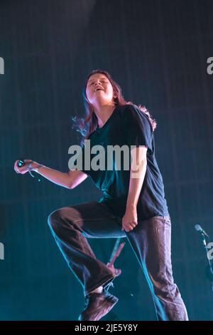 Pilton, Großbritannien. 24.. Juni 2022. Scandipop die norwegische Indie-Pop-Sängerin Marie Ulven Ringheim, die professionell als Girl in Red bekannt ist, tritt live auf der John Peel Bühne beim Glastonbury Festival auf. Kredit: SOPA Images Limited/Alamy Live Nachrichten Stockfoto