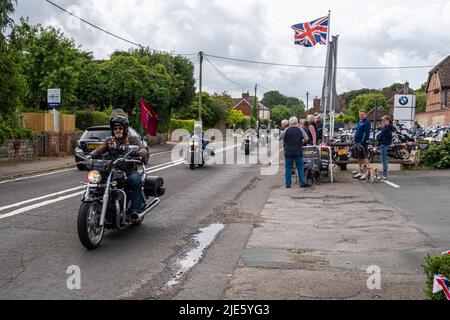 Tag der Streitkräfte, 25.. Juni 2022. Farringdon Village, Hampshire, England, Großbritannien. Ein Konvoi von Militärfahrzeugen reiste im Rahmen der offiziellen Feierlichkeiten zum Tag der Streitkräfte durch einen Teil von Hampshire, um den Menschen die Möglichkeit zu geben, ihre Wertschätzung gegenüber den Männern und Frauen, die die Armed Forces Community bilden, zu zeigen. Im Bild: Ein Kontingent von Falkland-Veteranen, die als Mitglieder der Royal British Legion Riders-Niederlassung Motorräder fahren, anlässlich des 40.. Jahrestages des Falkland-Krieges. Stockfoto