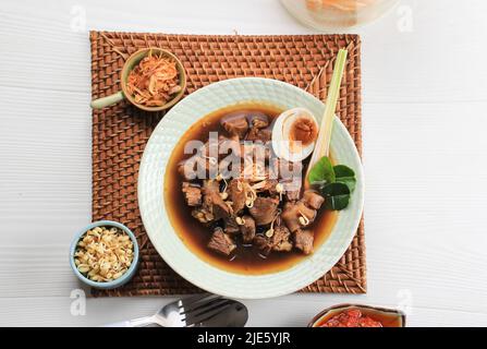 Rawon. Traditionelle Indonesische Rindersuppe Mit Schwarzer Suppe Stockfoto