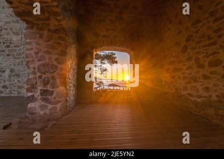 FENSTERÖFFNUNG ST. VINCENT GOTISCHE KIRCHE ÜBERRESTE DER ALTSTADT CAP DE TOSSA TOSSA DE MAR COSTA BRAVA GERONA KATALONIEN SPANIEN Stockfoto