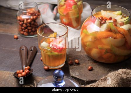 Asinan Bogor. Beliebte Fruchtgurken mit Erdnüssen aus Bogor, West Java. Stockfoto