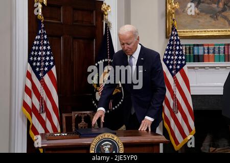 Washington, USA. 25.. Juni 2022. US-Präsident Joe Biden unterzeichnet am 25. Juni 2022 im Roosevelt Room im Weißen Haus in Washington das Gesetz S. 2938, den überparteilichen Safer Communities Act. Foto von Yuri Gripas/Pool/Sipa USA Quelle: SIPA USA/Alamy Live News Stockfoto