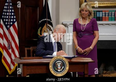 Washington, USA. 25.. Juni 2022. US-Präsident Joe Biden unterzeichnet am 25. Juni 2022 im Roosevelt Room im Weißen Haus in Washington das Gesetz S. 2938, den überparteilichen Safer Communities Act. Foto von Yuri Gripas/Pool/Sipa USA Quelle: SIPA USA/Alamy Live News Stockfoto