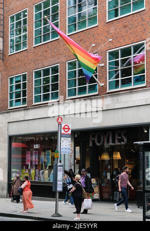 London, Großbritannien. 25.. Juni 2022. London bereitet sich auf Pride 2022 vor. Kredit: Matthew Chattle/Alamy Live Nachrichten Stockfoto