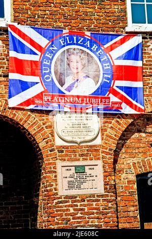 Banner mit Darstellung des Queens Platinum Jubilee, Town Hall, Yarm on Tees, England Stockfoto