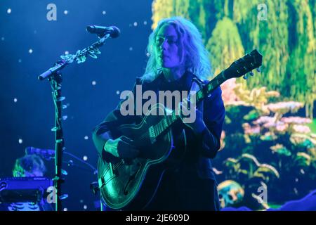 Pilton, Großbritannien. 24.. Juni 2022. Die amerikanische Singer-Songwriterin Phoebe Bridgers hat beim Glastonbury Festival live gesehen. Kredit: SOPA Images Limited/Alamy Live Nachrichten Stockfoto