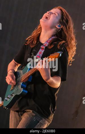 Pilton, Großbritannien. 24.. Juni 2022. Scandipop die norwegische Indie-Pop-Sängerin Marie Ulven Ringheim, die professionell als Girl in Red bekannt ist, tritt live auf der John Peel Bühne beim Glastonbury Festival auf. (Foto von Dawn Fletcher-Park/SOPA Images/Sipa USA) Quelle: SIPA USA/Alamy Live News Stockfoto