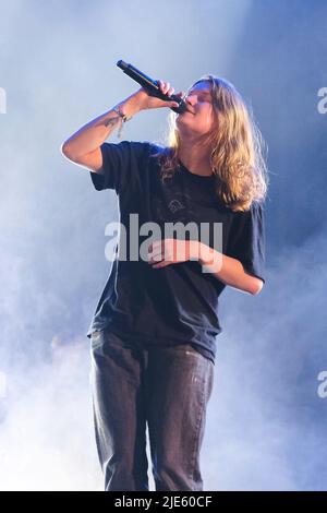 Pilton, Großbritannien. 24.. Juni 2022. Scandipop die norwegische Indie-Pop-Sängerin Marie Ulven Ringheim, die professionell als Girl in Red bekannt ist, tritt live auf der John Peel Bühne beim Glastonbury Festival auf. (Foto von Dawn Fletcher-Park/SOPA Images/Sipa USA) Quelle: SIPA USA/Alamy Live News Stockfoto