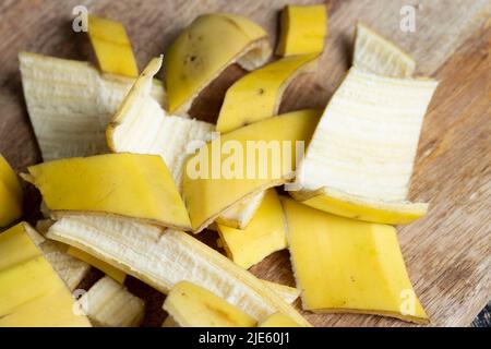 Die gelbe Schale, die nach den Bananen auf dem Brett zurückgelassen wurde, die leere Schale der Bananen, nachdem sie gereinigt wurden, das ist Müll Stockfoto