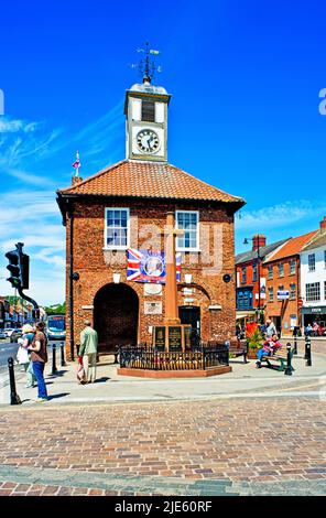 Yarm Town Hall mit Queens Platinum Jubilee Banner, Yarm on Tees, Nordostengland Stockfoto