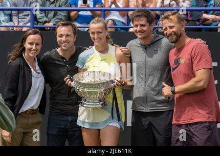 Eastbourne, England, 25. Juni 2022. Petra Kvitova hält ihre Trophäe mit ihrem Trainerteam und Freund auf dem Center Court, nachdem sie mit Jelena Ostapenko aus Lettland beim Rothesay International-Sieg 63 62 gespielt hat. Quelle: Jane Stokes/Alamy Live News Stockfoto