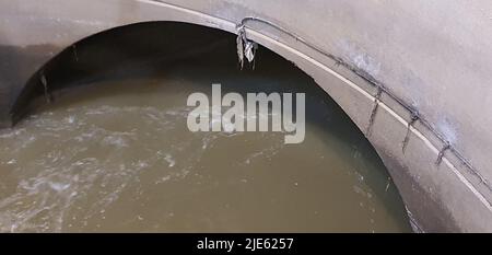 Wasser, das durch einen unterirdischen Tunnel läuft und Wasser aus der Stadt sammelt Stockfoto