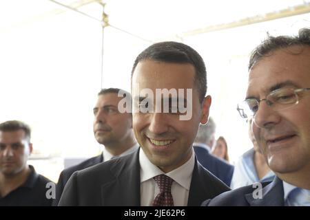 Neapel, Italien. 25.. Juni 2022. Luigi Di Maio, italienischer Politiker, der seit dem 5. September 2019 als Außenminister bei Mediterraneo Wine & Food and Travel in Castel dell'Ovo tätig ist. (Bild: © Mariano Montella/Pacific Press via ZUMA Press Wire) Stockfoto