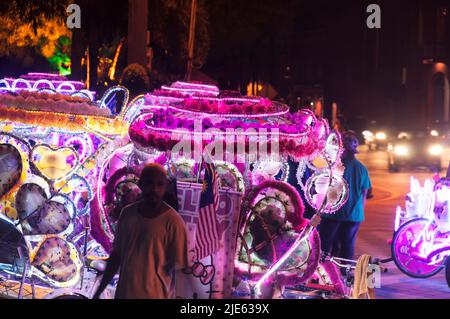 Melaka, Malaysia. 17. August 2017. Die berühmten beleuchteten und decoated Rikschas oder Tuktuks in der Stadt Malacca Malaysia in der Nacht. Stockfoto
