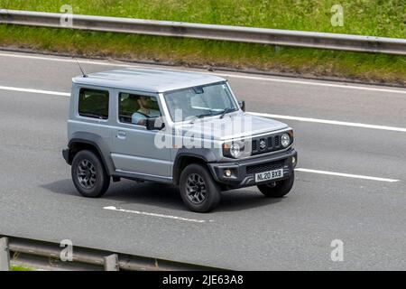 2020 Silver Suzuki Jimny Sz5 4x4 Allgrip Benzin-SUV auf der Autobahn M6, Großbritannien Stockfoto