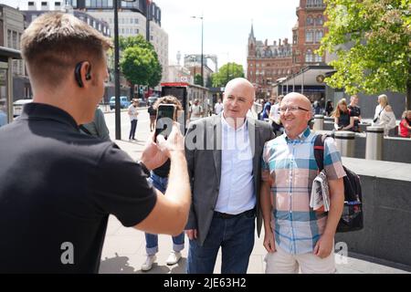 Der Generalsekretär des RMT, Mick Lynch, lässt sich bei einer Kundgebung vor dem Bahnhof King's Cross in London fotografieren, da der Eisenbahnverkehr nach dem landesweiten Streik von Mitgliedern der Gewerkschaft Rail, Maritime and Transport in einem erbitterten Streit um Bezahlung, Arbeitsplätze und Bedingungen weiterhin gestört wird. Bilddatum: Samstag, 25. Juni 2022. Stockfoto