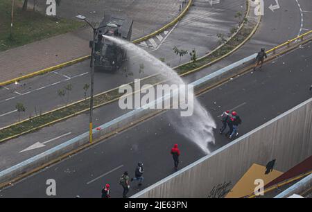 Quito, Ecuador. 24.. Juni 2022. Ein Protestler schleicht sich während der Demonstration aus einem Polizeiwagen. Am zwölften Tag der Proteste in Ecuador, im Arbolito Park, kam es während eines Protestes gegen die Regierung von Guillermo Lasso zu Zusammenstößen zwischen indigenen Völkern und Polizeikräften. Kredit: SOPA Images Limited/Alamy Live Nachrichten Stockfoto