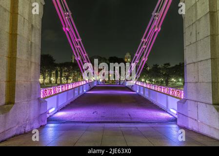 Alte hell erleuchtete Brücke auf dem Singapur Fluss in der Nacht Stockfoto