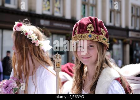 Peebles, Großbritannien - 25. Juni: Peebles Beltane - Red Letter Day Peebles Beltane Festival. Beltane Queen Elena Chrystie (Halyrude) der Samstag ist der Höhepunkt der Woche für alle Beteiligten am Beltane. Darauf hat die Beltane Queen gewartet, seit ihr fünf Wochen zuvor mitgeteilt wurde, dass sie die gekrönte sein sollte. Kredit: Rob Gray/Alamy Live Nachrichten Stockfoto