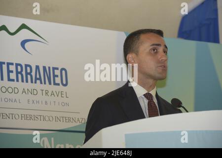 Neapel, Italien. 25.. Juni 2022. Luigi Di Maio, italienischer Politiker, der seit dem 5. September 2019 als Außenminister bei Mediterraneo Wine & Food and Travel in Castel dell'Ovo tätig ist. (Bild: © Mariano Montella/Pacific Press via ZUMA Press Wire) Stockfoto