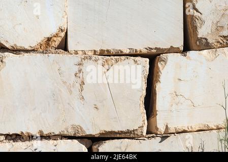 Oberflächen von gestapelten kantigen Marmorblöcken in einem Steinbruch in der Nähe von Orosei an der Ostküste Sardiniens, Baronia, Italien Stockfoto