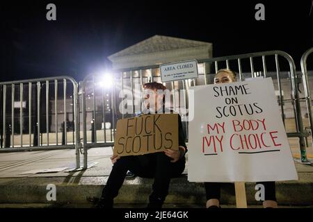 WASHINGTON, District of Columbia - 24. JUNI: (ANMERKUNG DER REDAKTION: Bild enthält Obszönität) zwei Demonstranten halten Schilder vor dem Obersten Gerichtshof der Vereinigten Staaten, nachdem eine konservative Mehrheit Roe gegen Wade am 24. Juni 2022 in Washington, District of Columbia, niedergeschlagen hatte. Mit der Entscheidung des Gerichtshofs in Dobbs / Jackson Women's Health wird der bahnbrechende 50-jährige Fall Roe / Wade umgestürelt und das Bundesrecht auf Abtreibung gelöscht. Stockfoto
