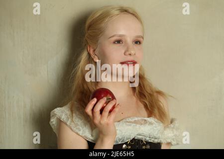 Porträt einer jungen blonden Frau mit rotem Apfel Nahaufnahme Stockfoto