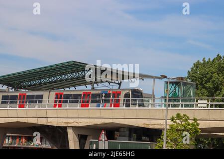 U-Bahn-Zug der RET verlässt den Bahnhof Rotterdam Nesselande in den Niederlanden Stockfoto